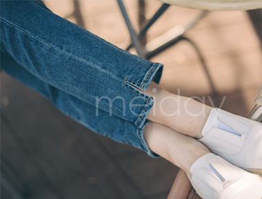 线条感修身牛仔裤