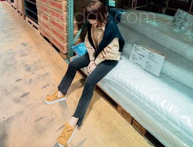 深灰色紧身牛仔裤