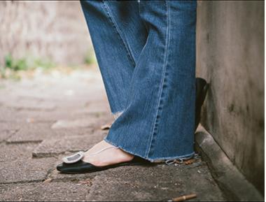 高腰喇叭毛边牛仔裤