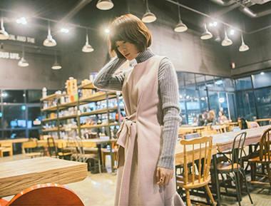 粉色不规则荷叶摆连衣裙