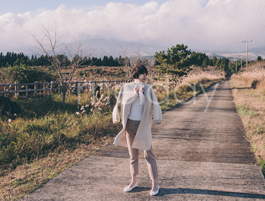 蝴蝶结领压缩羊毛大衣,白色款