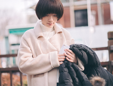 短款方领裸色羊毛大衣