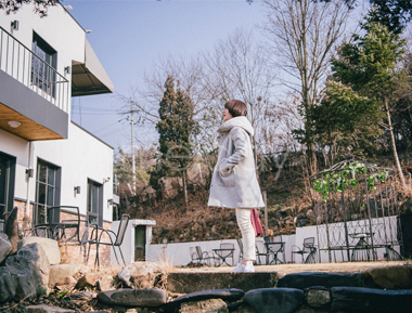 灰色带帽尼大衣