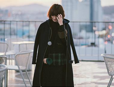 藏青色浣熊毛球连帽大衣