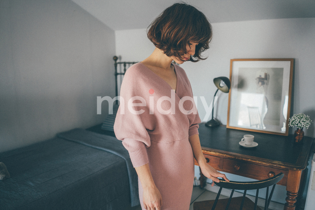 荷粉色V领毛线连衣裙