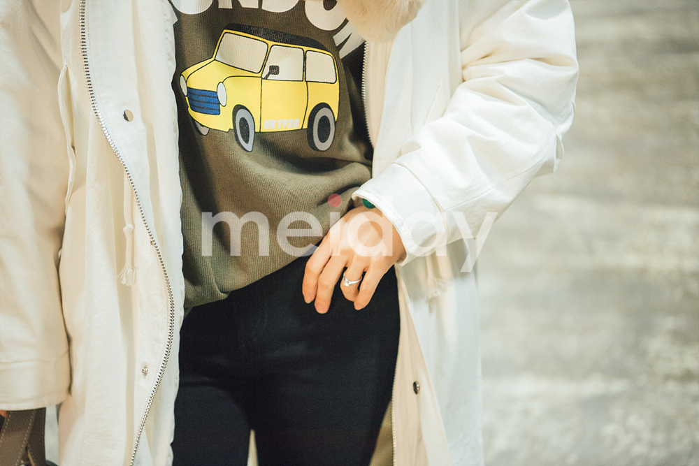 可爱黄色小车大V领T恤