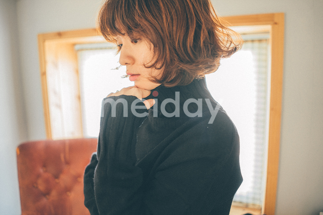 极简风收腰高领毛衣