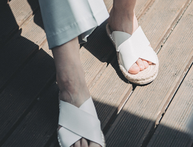 白色PU面草编凉鞋