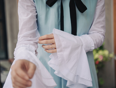 白色立领荷叶袖衬衫