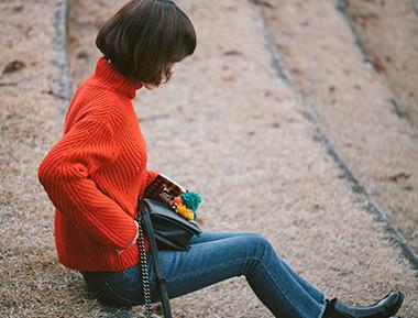 红色高领包扣毛衣